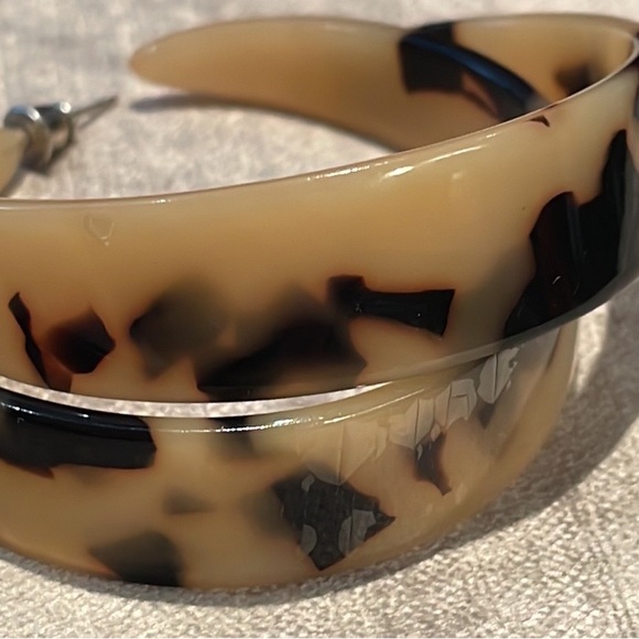 Tortoise Shell Open Hoop Earrings - Picture 6 of 6